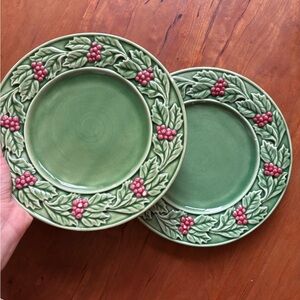 Bordallo Pinheiro set of 2 holly & ivy Christmas plates